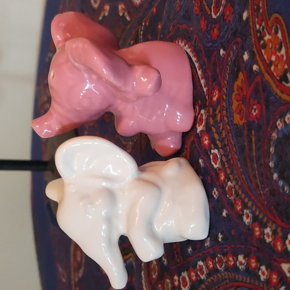 Elephant π₯SALEπ₯ salt + pepper shackers - Picture 2 of 3